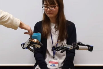 Mochila criada por japoneses adiciona um par de braços robóticos à sua vida